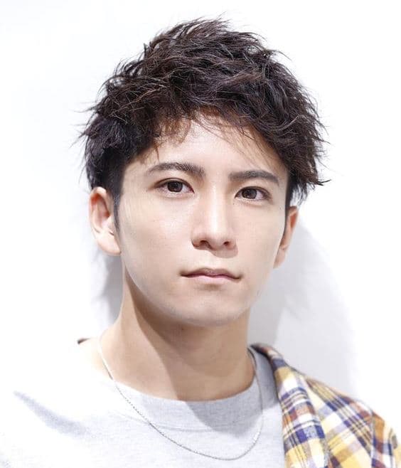 こげ茶髪色の男性