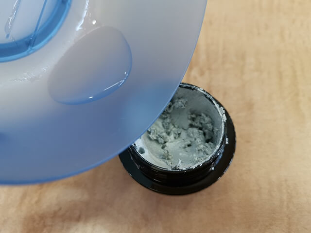 水をワックスに入れる