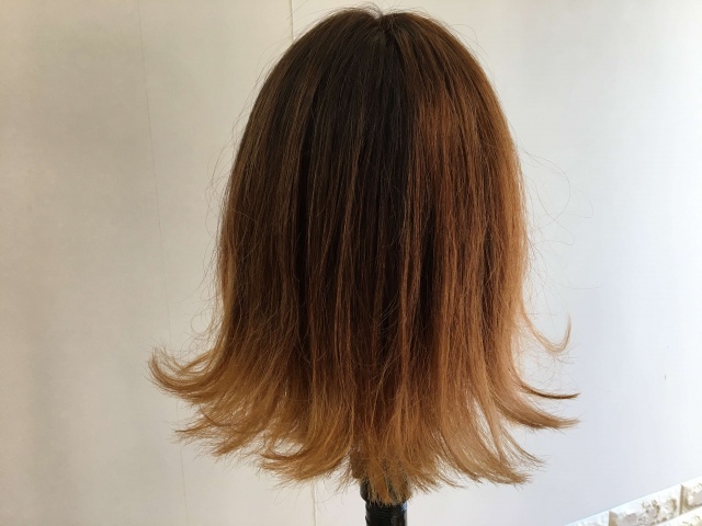 外ハネになっている髪型スタイリング後後ろの写真