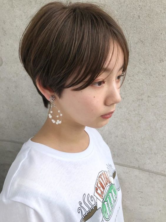 トランクスヘアの女性