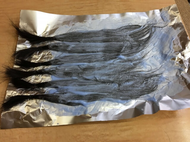 髪の毛をブリーチしている写真