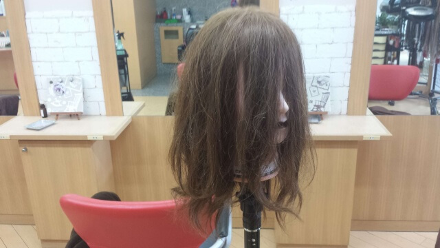 寝癖状態の髪の毛の写真