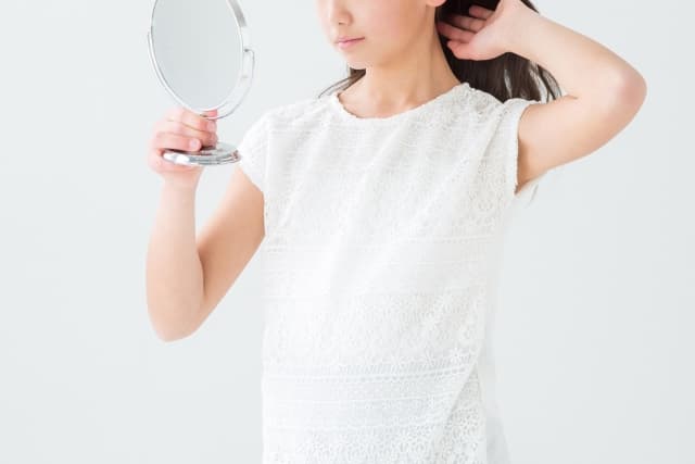 髪を触る子供