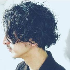 男性のカールヘアの写真