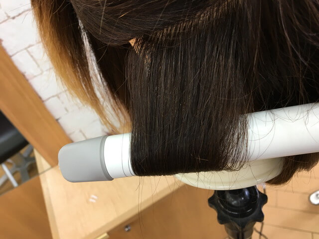 ヘアビューロンカールで髪の毛を巻き込んだところの写真