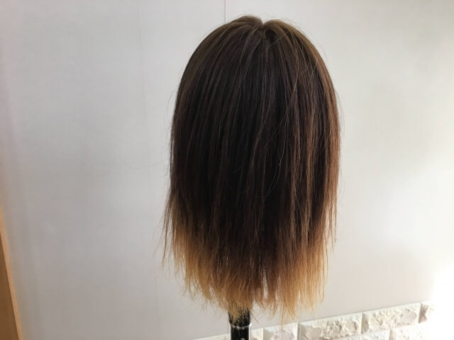 洗い流さないトリートメントを付ける前の髪の毛後ろ姿の写真