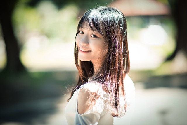 笑顔の黒髪の女性の写真