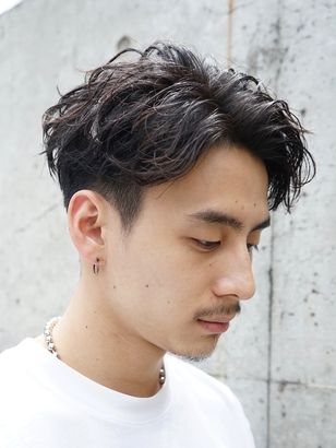 ジェルでスタイリングしてある男の髪型