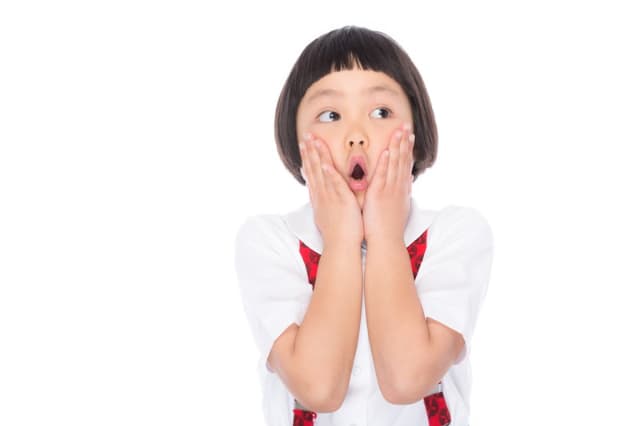 驚く女の子