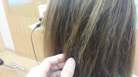 泡カラーでダメージしてしまった人の写真　チリチリになっている