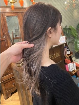 耳後ろだけのインナーカラーロング