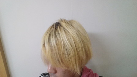 加工後の明るい髪色の写真
