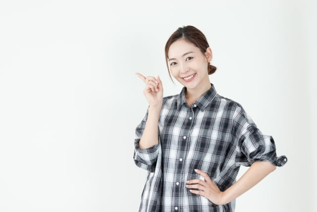 ワンポイントを紹介する女性