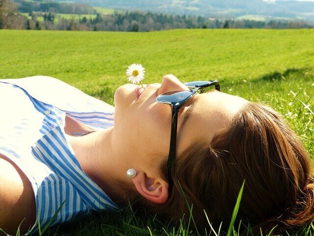花をくわえる女性の写真