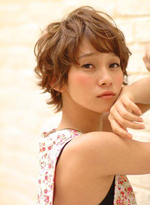 ショートヘアのカールヘアの写真
