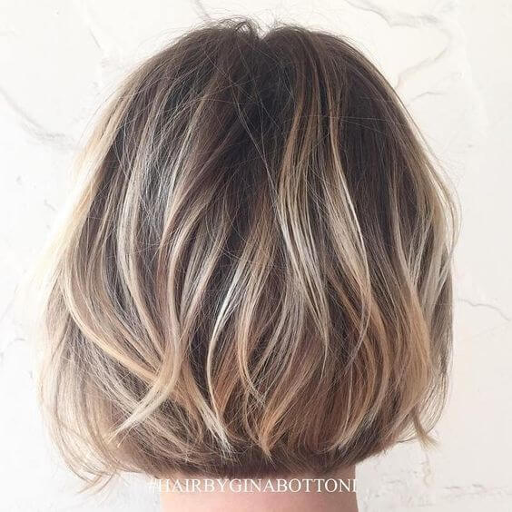 ショートヘアのバレイヤージュカラーの写真