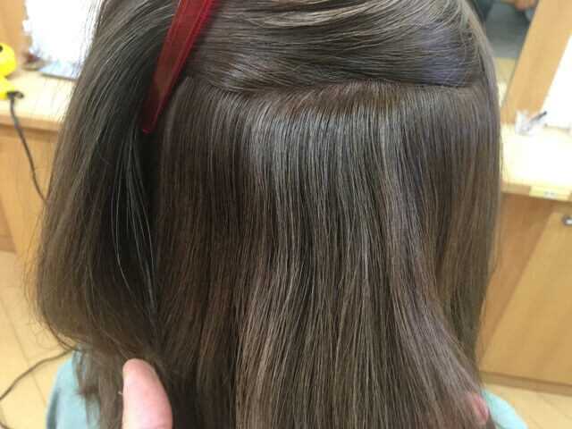 カラートリートメントで緑色になった髪の毛の写真