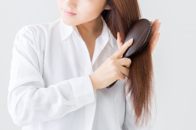 髪をとかす女性