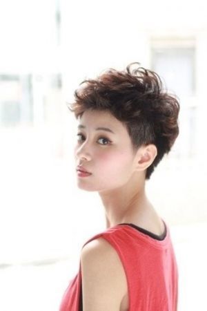 ツーブロックヘアの女性の写真