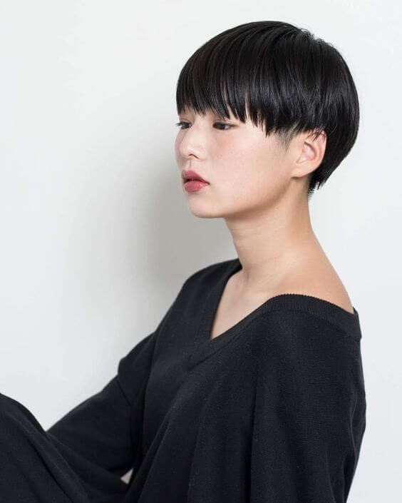 ツーブロックヘアの女性の写真