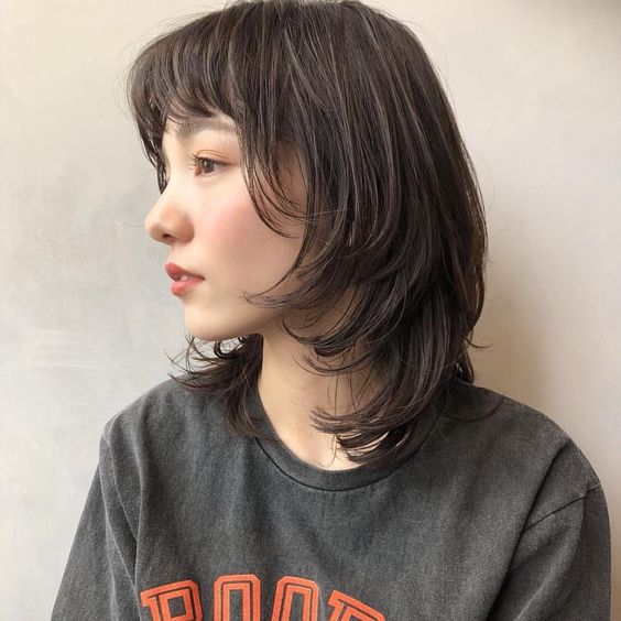ウルフカットの女性