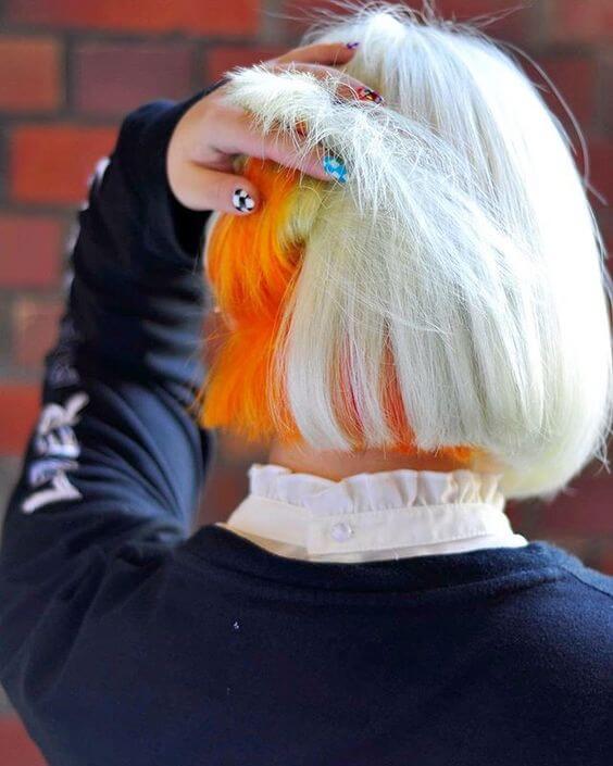 インナーカラーの女性の写真
