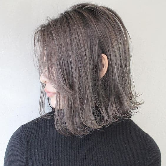 ブリーチアッシュカラーの女性