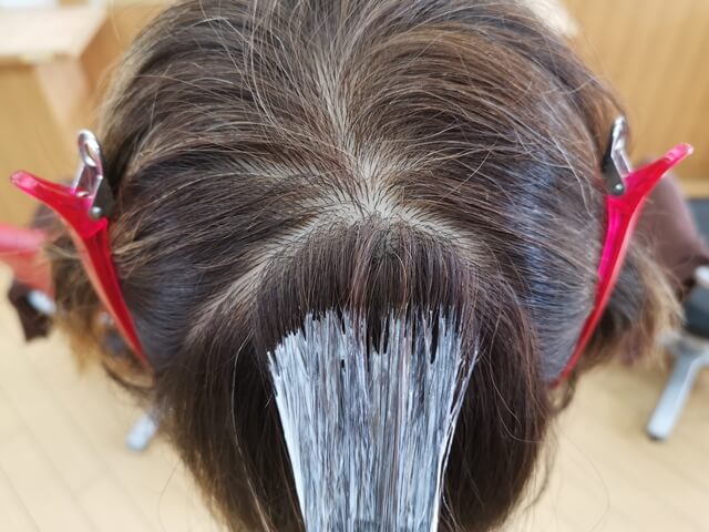 根本をあけてカラーを塗った写真