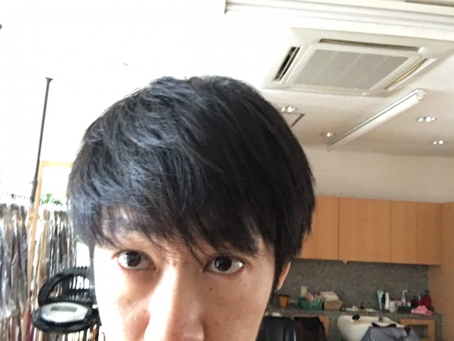 手のひらでサイドを抑える前の髪の毛の写真