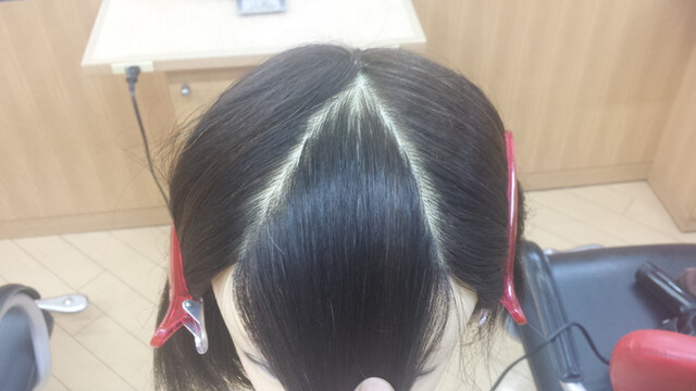 重め前髪の分け方の写真