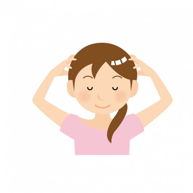 頭をマッサージしている女性の写真