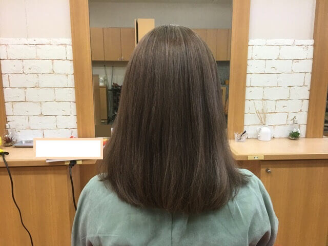カラートリートメントで緑色になった髪の毛の写真