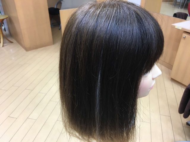 シールエクステを付けた髪の毛の写真