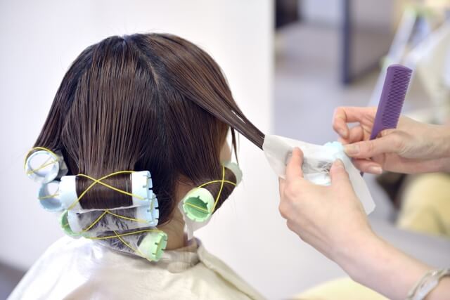 パーマをかける女性の写真