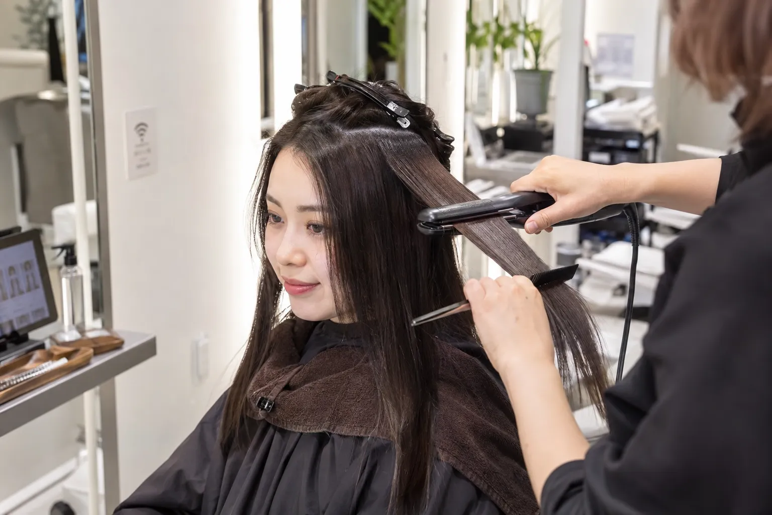 縮毛矯正している女性