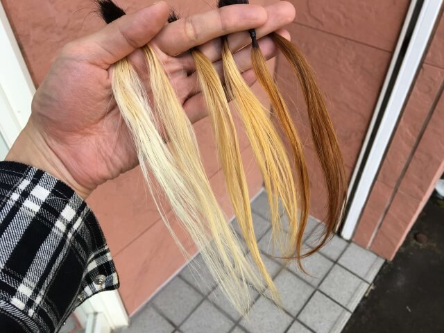 1～6回ブリーチした髪の毛束6本屋外の写真