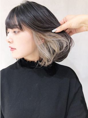 インナーカラーの女性の髪の内側