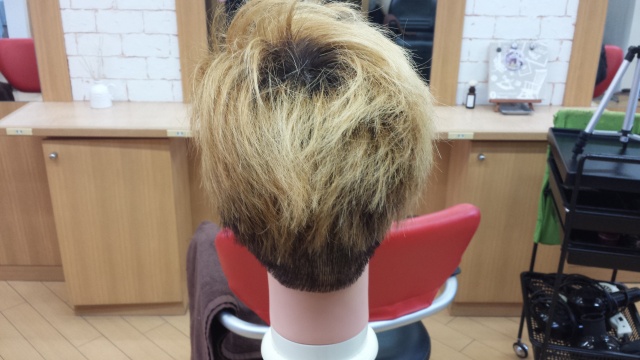one ok rock Takaさんの髪型　ブリーチ2回後の写真　後ろ