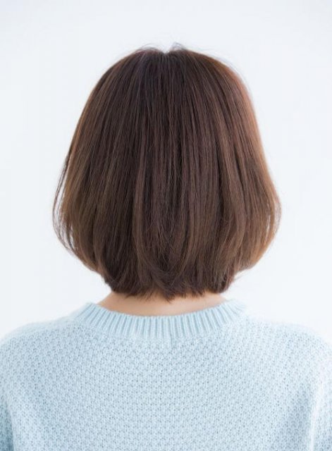 レイヤーの入ったボブヘア後ろ姿の写真