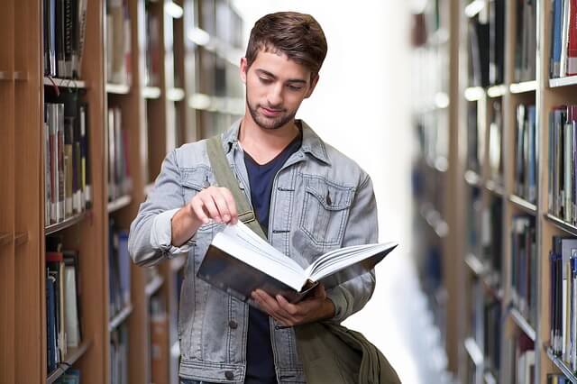 本を読む男子学生