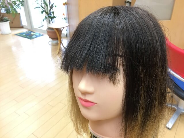 真っ直ぐになっている前髪の写真