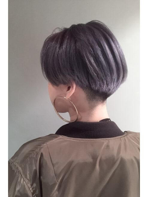 ツーブロックヘアの女性の写真