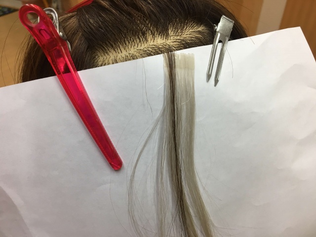 髪の毛にシールエクステを付けた写真
