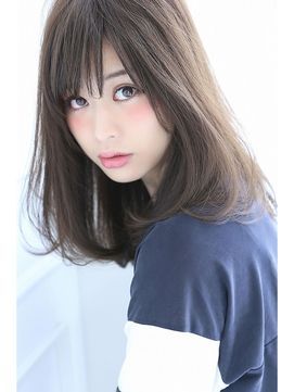 アッシュカラーの女性