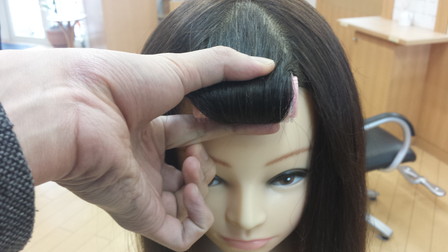 マジックカーラーで前髪を巻いた状態の写真