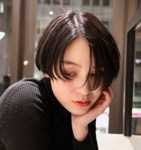 こげ茶髪色の女性