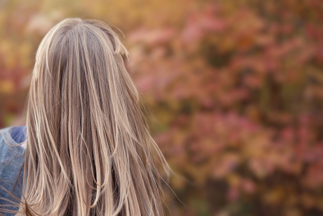 ミルクティーヘアカラーの女性の後姿の写真
