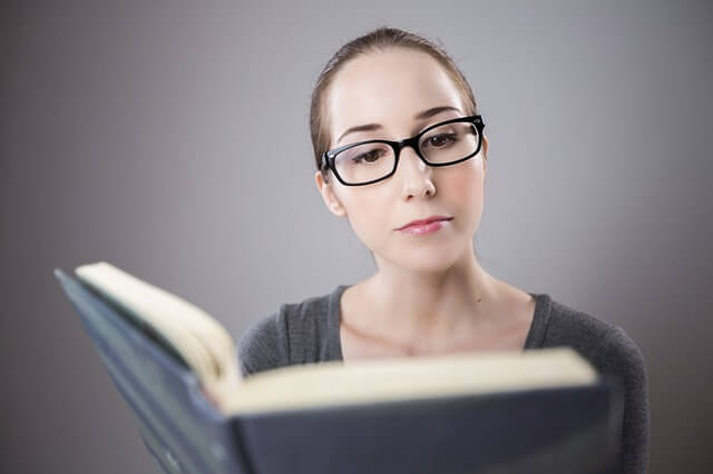 本を読んでいる女学生