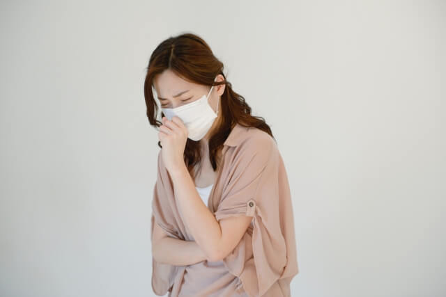 咳をする女性