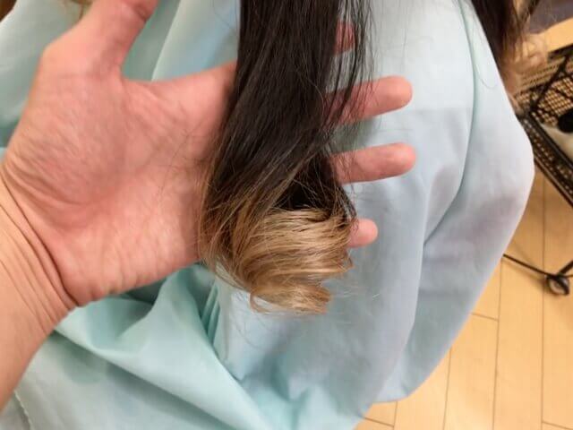 ヘアビューロンカールで巻いた髪の毛毛先写真